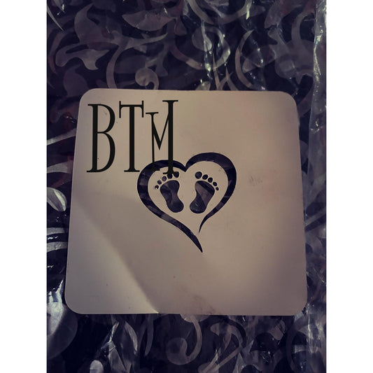 Empreintes de pas de bébé dans le coeur - Pochoir